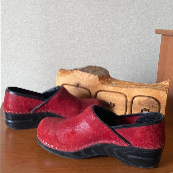 Sanita Red Suede Leather Pro Professional Clogs - Picture 4 of 7